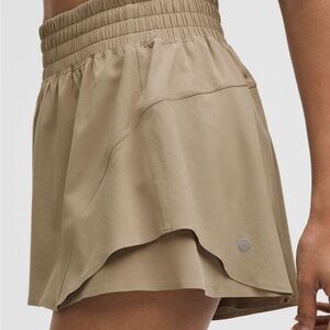 Lululemon NWT 2.5” Shake It Out Shorts in Sheer Oak Size XL